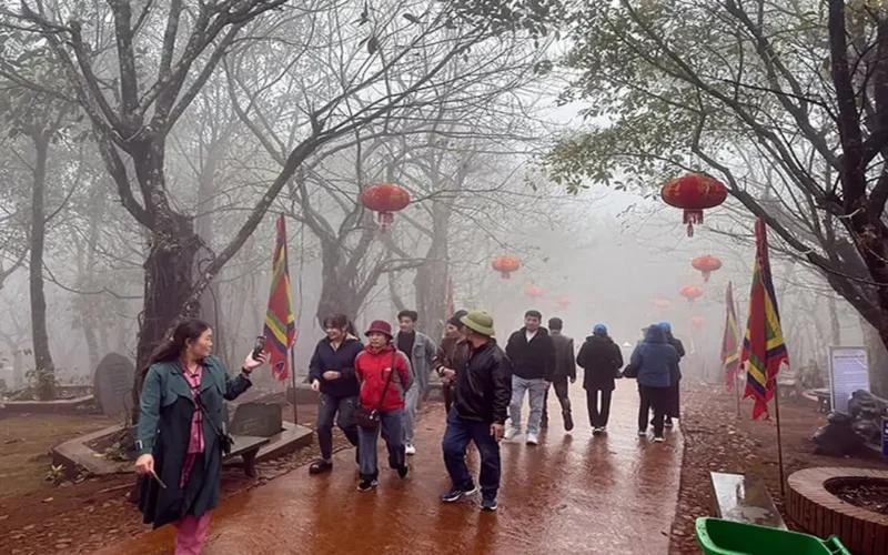 طقس متقلب بين الرذاذ في شمال فيتنام والرياح القوية بالمناطق الساحلية